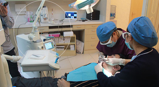 1464244706688775.jpg 550-300-使用双波激光仪进行种植后牙周护理.jpg