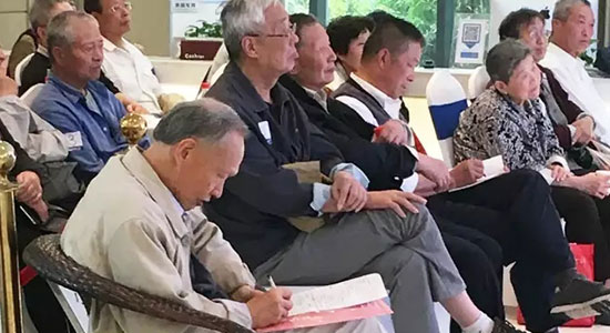 1464245236163929.jpg 550-300-现场做笔记.jpg