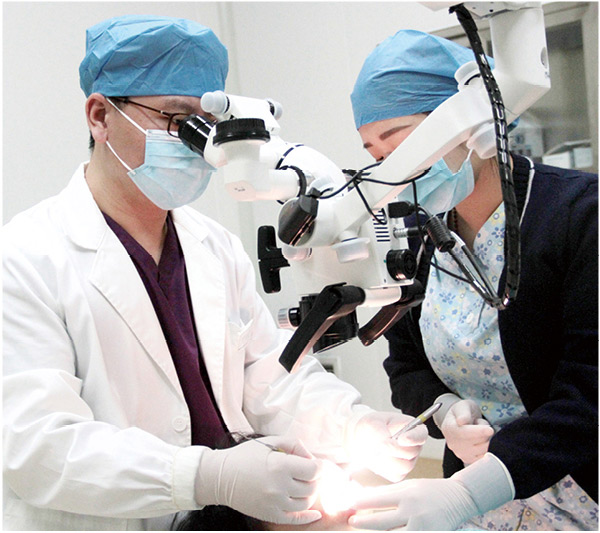 美奥口腔医生使用显微种植牙仪器 美奥口腔医生使用显微种植牙仪器