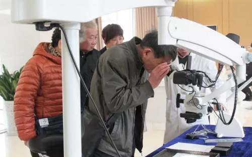 市民使用显微种植仪器 市民使用显微种植仪器